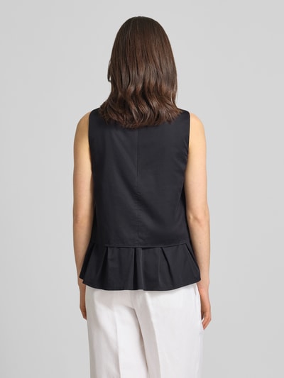 Frauenmodel trägt Blusenshirt mit Volantsaum und Rundhalsausschnitt von Marc Cain, schwarzer Baumwoll-Mix, ganzkörperansicht rückansicht.