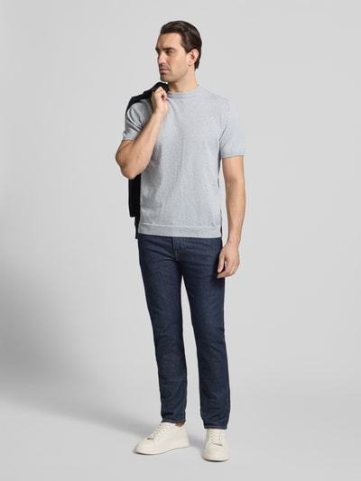 Männermodel trägt Strickshirt mit Rundhalsausschnitt von JAKE*S STUDIO MEN im Allover-Look, Material-Mix mit Baumwoll-Anteil, Regular-Fit, dezente Struktur, gerade Linien, helle und dunkle Farbtöne, Ganzkörperansicht von vorne.