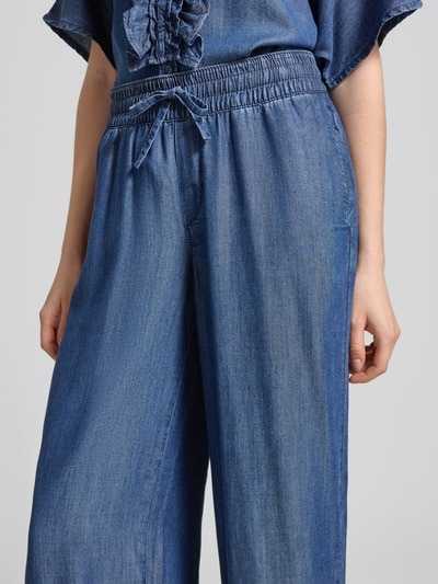 Frauenmodel trägt Hose aus Lyocell mit elastischem Bund von Milano Italy, Relaxed Fit, Denim-Optik, Nahaufnahme Oberkörper