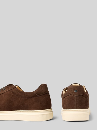 Produktfoto, brauner Sneaker aus echtem Leder Modell 'Travis' von Henry Stevens, abgerundete Passform, cremefarbene Sohle, strukturierte Velours-Textur, Logo-Patch, Absatzhöhe 3 cm, Schafthöhe 8 cm, Schaftweite 10 cm.