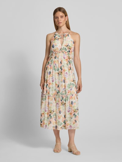 Frauenmodel trägt Cocktailkleid mit Rüschen und Cut Out im Rücken von Jake*s Cocktail aus Chiffon, A-Linie, Midikleid, Allover-Look, Schlüsselloch-Ausschnitt, pastellfarbene Blütenmuster, Ganzkörperansicht von vorne.