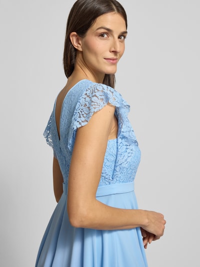 Frauenmodel trägt Knielanges Cocktailkleid mit Rundhalsausschnitt von Jake*s Cocktail, Taillierter Schnitt, Spitze, hellblau, Nahaufnahme Oberkörper.