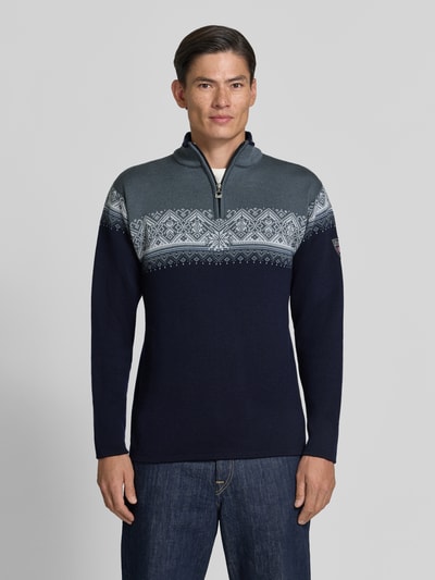 Männermodel trägt Wollpullover mit Troyer-Kragen Modell 'Moritz' von Dale of Norway, Reine Wolle, gerader Schnitt, Ganzkörperansicht von vorne.