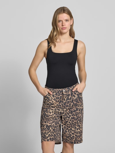 Frauenmodel trägt Slim Fit Tank Top mit U-Ausschnitt Modell 'LULA' von Pieces, unifarben, breite Träger, Ganzkörperansicht von vorne.