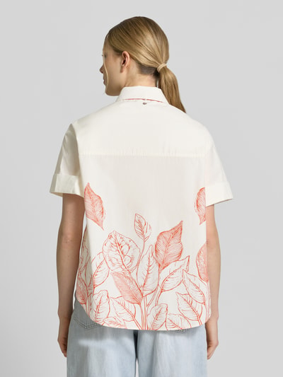 Frauenmodel trägt Regular Fit Schluppenbluse mit Motiv-Print Modell 'Saras' von MOS MOSH, Reine Baumwolle, helle Farben, Rückansicht, Rückenlänge 67 cm, Ärmellänge 18 cm, Motiv-Print mit orangeroten Blättern, glatte Textur. Ganzkörperansicht Rückansicht.