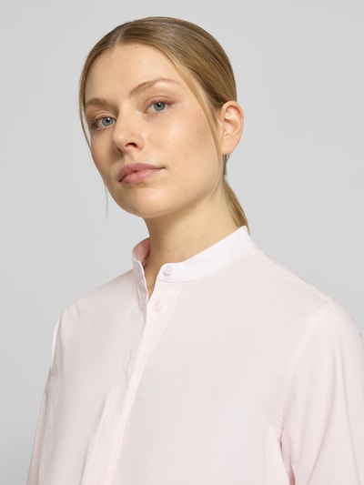 Frauenmodel trägt Regular Fit Langarmbluse aus reiner Baumwolle Modell 'BERTYNA-MONDAY' von BOSS in Hellrosa, Popeline, Nahaufnahme Oberkörper.