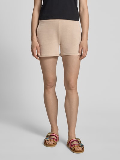 Frauenmodel trägt Shorts mit elastischem Bund Modell 'KATE PIQUE' von ICHI aus Baumwoll-Mix in Beige, Regular-Fit, Ganzkörperansicht von vorne.