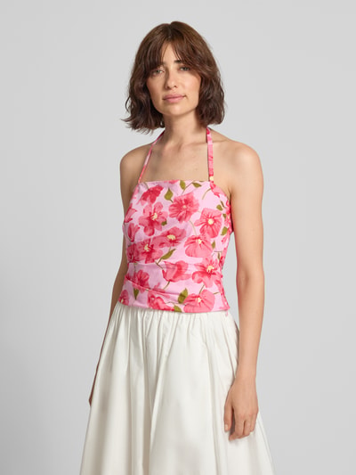 Frauenmodel trägt Blusentop im Allover-Look Modell 'CASTLE' von MANGO aus reiner Baumwolle, Slim Fit, Neckholder, Nahaufnahme Oberkörper.