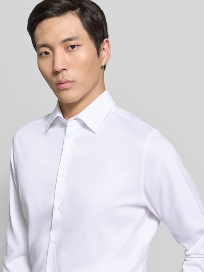 Männermodel trägt Slim Fit Business-Hemd mit kentkraag von Roy Robson aus puur katoen, knoopsluiting, sportmanchet, nahaufnahme oberkörper.