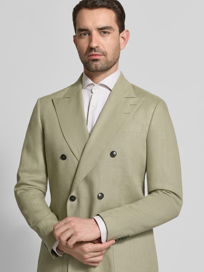 Männermodel trägt Slim Fit Sakko aus Viskose Modell 'Joachim' von Tiger Of Sweden in hellem Beige, glatte Textur, Nahaufnahme Oberkörper. Reine Viskose, Reverskragen, Knopfverschluss, Eingrifftaschen, schmal geschnitten.