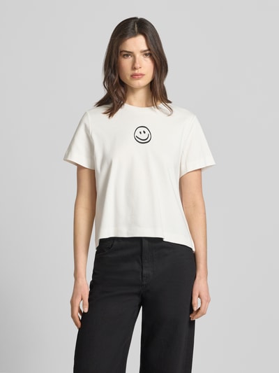 Vrouwenmodel draagt Oversized T-shirt uit puur katoen model 'SARA METTE' van Vero Moda, look: effen, motiefstitching, ronde hals, korte mouw, jersey, Ganzkörperansicht von vorne.