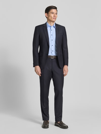 Männermodel trägt Comfort Fit Business-Hemd aus Baumwolle mit Kentkragen von ETERNA, hellblau, halbarm, Ganzkörperansicht von vorne.