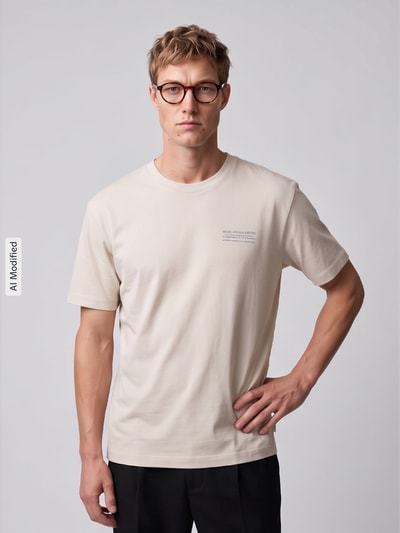 Männermodel trägt Boxy Fit Shirt aus Baumwoll-Mix von Marc O'Polo DENIM in Creme mit kurzem Arm, glatter Struktur, Ganzkörperansicht von vorne, KI-modifiziertes Bild.