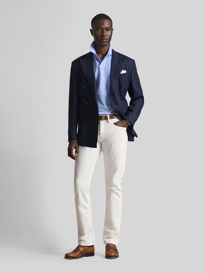 Männermodel trägt Regular Fit Poloshirt aus reiner Baumwolle von Polo Ralph Lauren in Hellblau, einfarbig, Polokragen, kurze Knopfleiste, Ganzkörperansicht von vorne.
