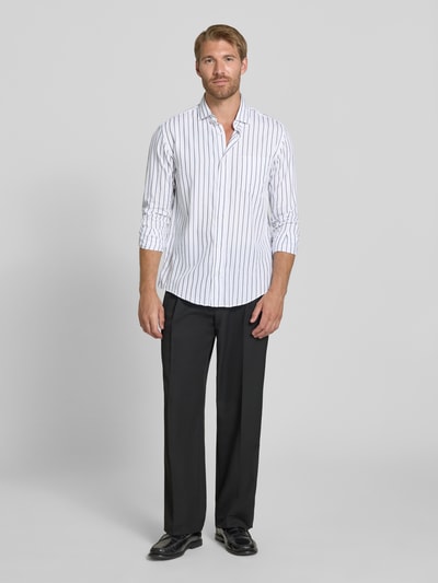 Männermodel trägt Regular Fit Freizeithemd aus Baumwoll-Lyocell-Mix Modell 'H-ROB-SP-P-263' von BOSS, Herren Freizeithemd, Ganzkörperansicht von vorne