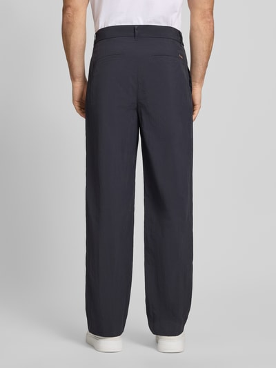 Mannenmodel draagt Hose mit Gesäßtaschen und Label-Detail van ARMANI EXCHANGE in donkerblauw, regular fit, steekzakken, achterzakken, labeldetail, bandwijdte maat 32: 44 cm, binnenbeenlengte maat 32: 79 cm. Ganzkörperansicht Rückansicht.