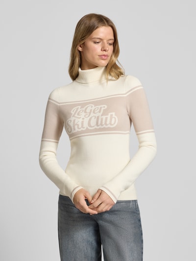 Modelka kobieca nosi Strickpullover mit gerippten Abschlüssen Modell 'Elna' od LeGer by Lena Gercke, kremowy, regular fit, długi rękaw, nadruk na klatce, widok całej sylwetki z przodu.