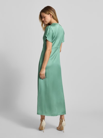 Vrouwenmodel draagt Maxikleid aus Viskose mit V-Ausschnitt van Jake*s Collection in lichtgroen, A-lijn, kanten details, achterkant, totaalbeeld