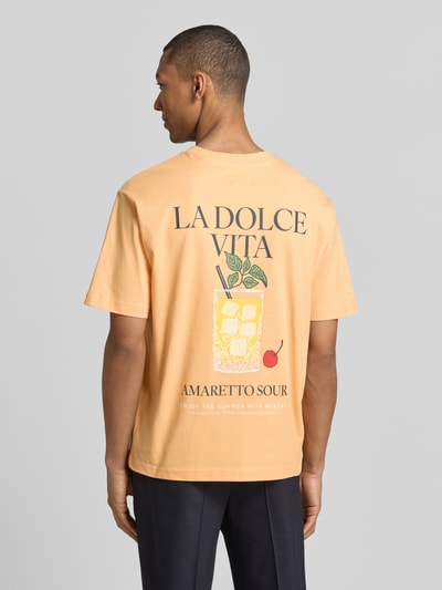 Mannelijk model draagt T-Shirt met rückseitigem Motiv-Print van MCNEAL, rechte fit, ronde hals, bio katoen, motiefprint op de rug, achteraanzicht.
