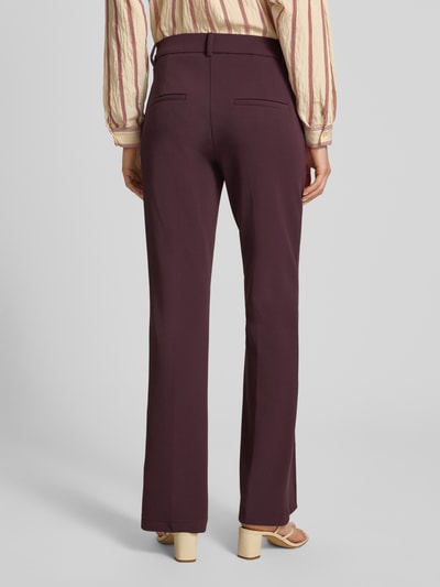 Männermodel trägt Regular Fit Hose mit elastischem Bund Modell 'FRANCOISE' von CAMBIO in Dunkelrot, glatte Textur, Damen Weite Hose, Ganzkörperansicht Rückansicht.