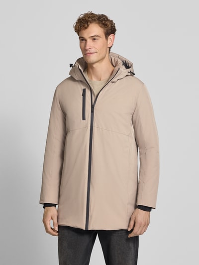 Męski model nosi Regular Fit Parka mit Logo-Print od Lindbergh, elastyczna mieszanka materiałów, beż, całkowity widok z przodu, długość tyłu 90 cm, szerokość ramion w rozmiarze M: 50 cm, szerokość klatki piersiowej w rozmiarze M: 58 cm, długość rękawów: 65 cm, kaptur z tunelem, kieszeń napoleonka, zamek błyskawiczny