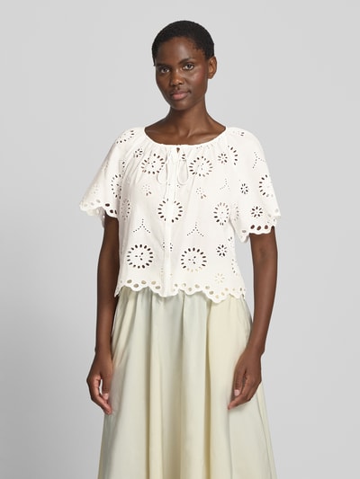 Frauenmodel trägt Regular Fit Bluse mit Lochstickerei Modell 'BROTES' von MANGO aus reiner Baumwolle in Weiß, Nahaufnahme Oberkörper.