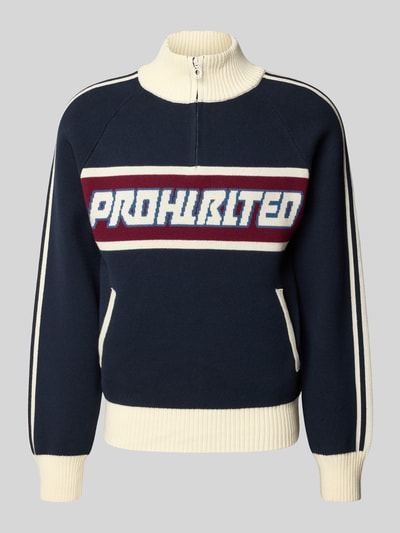 Produktfoto, Strickpullover mit Logo und Reißverschluss van PROHIBITED in blauw en crème, katoen, regular fit, staande kraag, rits, logo op de borst, textuur van gebreide stof, herenmodel