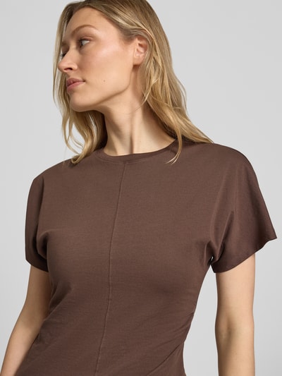 Vrouwenmodel draagt T-shirt uit katoen met ronde hals van Jake*s Casual, slim fit, deelnaad, ruglengte maat S 61 cm, close-up bovenlichaam