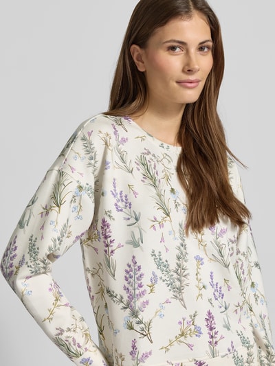 Vrouwenmodel draagt Sweatshirt O-Neck met Lavendelprint van Christian Berg Woman, mix van viscose en elastaan, los model, O-neck, elastische boorden, lavendelprint. Nahaufnahme bovenlichaam.