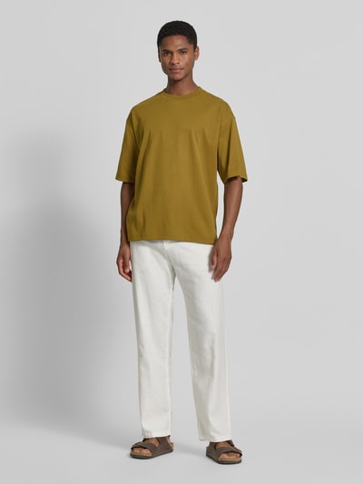 Męski model nosi Relaxed Fit T-Shirt mit Rundhalsausschnitt von JAKE*S STUDIO MEN z bawełny, krótki rękaw, długość tyłu 67 cm, Ganzkörperansicht von vorne.