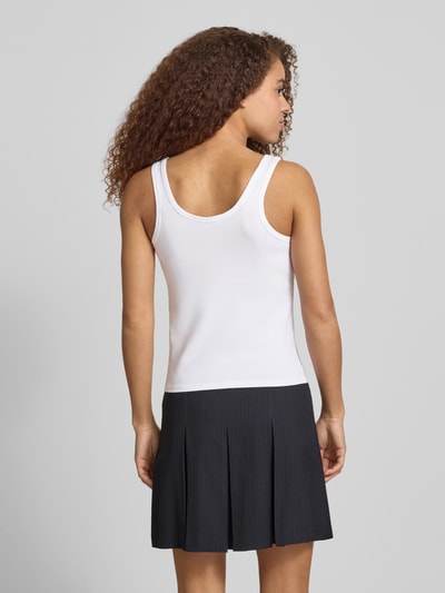 Frauenmodel trägt Tanktop mit Rundhalsausschnitt und Stickerei von REVIEW aus Baumwoll-Elasthan-Mix, Slim-Fit, Rückenlänge 36 cm, Ganzkörperansicht Rückansicht.