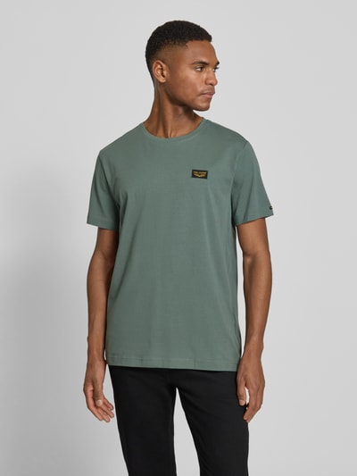 Männermodel trägt PME Legend T-Shirt mit Label-Stitching Modell 'GUYVER', grün, Rundhalsausschnitt, Baumwoll-Elasthan-Mix, Ganzkörperansicht von vorne