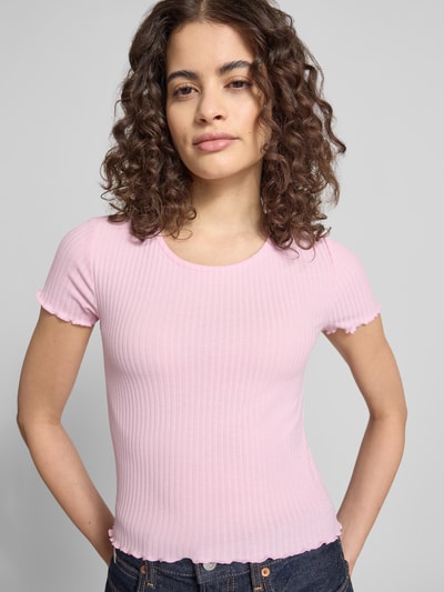 Modelka kobieca nosi Slim Fit T-Shirt mit Viskose-Anteil Modell 'EMMA' od Only, różowy, struktura w paski, krótki rękaw, przód ujęcie popiersia
