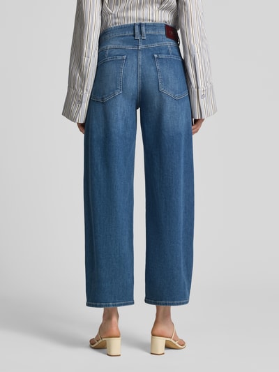 Frauenmodel trägt Regular Fit Barrel Jeans aus Baumwoll-Mix Modell 'ODELE' von CAMBIO in mittlerem Blau mit breitem Bein und sichtbaren Nähten, Damen Barrel Jeans, Ganzkörperansicht Rückansicht.