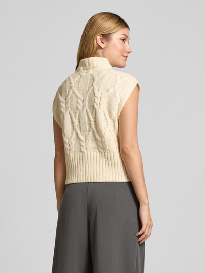 Frauenmodel trägt Strickpullunder aus Woll-Mix mit Stehkragen Modell 'MAGLE' von Cph Muse, cremefarbenes Zopfmuster, Regular Fit, Rückenlänge 50 cm, ganzkörperansicht Rückansicht.