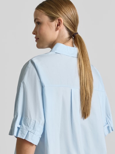 Frauenmodel trägt Relaxed Fit Bluse mit verdeckter Knopfleiste Modell 'Finoa' von OPUS in Hellblau, reine Baumwolle, Rückansicht, Nahaufnahme Oberkörper.