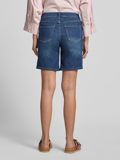 Vrouwenmodel draagt korte jeans van katoenmix met stretch, regular fit, steekzakken, model 'Jane' van FREE/QUENT, ganzebody achteraanzicht.