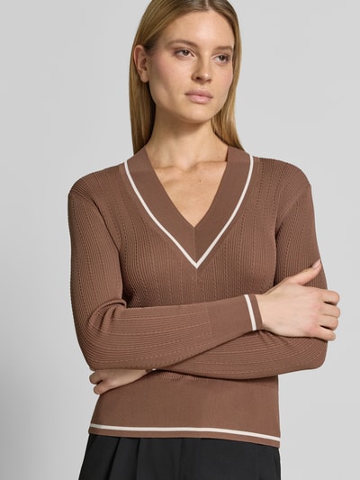 Frauenmodel trägt Slim Fit Pullover aus Viskose-Mix in Strick-Optik von ARMANI EXCHANGE, V-Ausschnitt, breite elastische Abschlüsse, Nahaufnahme Oberkörper.
