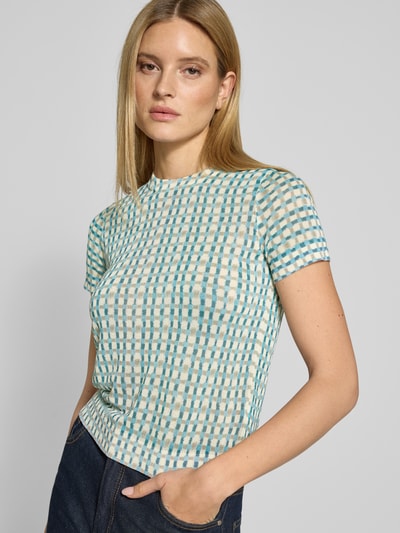 Frauenmodel trägt Strickshirt aus Viskose-Mix im Allover-Look von Jake*s Collection, kurzärmelig, Rundhalsausschnitt, Nahaufnahme Oberkörper.
