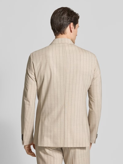 Männermodel trägt Slim Fit Sakko mit Reverskragen Modell 'Phinix' von CG - Club of Gents in Beige mit feinen Streifen, Ganzkörperansicht Rückansicht. Rückenlänge 78 cm, Schulterbreite 38 cm, Ärmellänge 66 cm, Zweireiher, Eingrifftaschen.