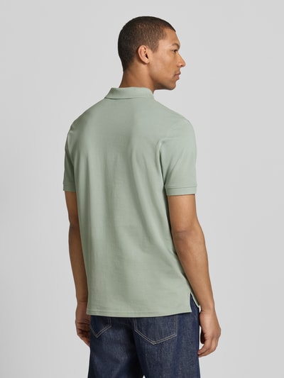 Mężczyzna model nosi Regular Fit Poloshirt mit Stitching von Christian Berg Men, bawełna, zapięcie na guziki, pastelowa zieleń, widok całej sylwetki z tyłu