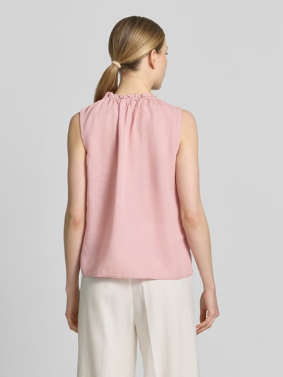 Frauenmodel trägt Regular Fit Bluse aus Viskose-Mix mit Leinen-Anteil von Christian Berg Woman in Rosa, strukturierte Oberfläche, Ganzkörperansicht Rückansicht. Damen Bluse, Stehkragen mit Rüschenbesatz, Zierschleife, Ärmelloses-Design, Rückenlänge 54 cm bei Größe 36.
