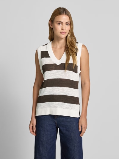 Frauenmodel trägt Relaxed Fit Top aus Viskose-Mix Modell 'Vicky' von FREE/QUENT, weiße und braune Streifen, Strick-Optik, V-Ausschnitt, Ganzkörperansicht von vorne.