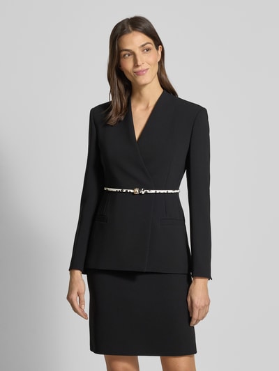 Modelka kobieca nosi czarny, taliowany Taillierter Blazer mit extra Gürtel Modell 'QUINOA' od Max Mara Studio z długimi rękawami, gładka faktura, kieszenie z przodu, całkowity widok z przodu.