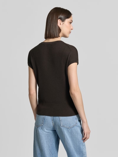 Frauenmodel trägt Damen T-Shirt aus Lyocell-Leinen-Mix Modell 'Tianna' von Someday in dunklem Braun, Ripp-Optik, Rückenlänge 50 cm, Ganzkörperansicht Rückansicht.