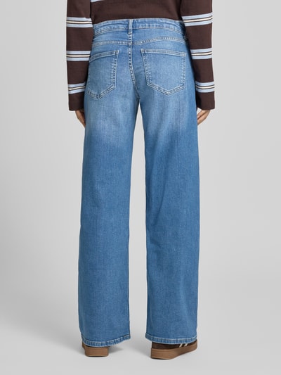 Frauenmodel trägt Wide Leg Jeans aus Baumwoll-Mix Modell 'JUDY' von Only, unifarbenes Denim, Low Waist, Rückansicht Ganzkörperansicht.