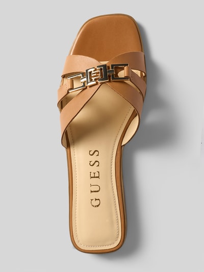 Produktfoto, Slipper aus echtem Leder Modell 'Realla' von Guess in Braun mit offenem Fersenbereich, Logo-Detail und 2 cm Absatzhöhe.
