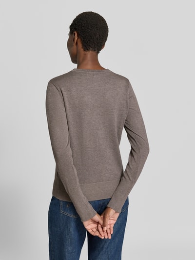 Vrouwenmodel draagt gebreide pullover van Viscosemix Model 'KATIE' van FREE/QUENT, recht model, elastische boordjes, bruine tint, ruglengte maat S 58 cm, mouwlengte S 66 cm, knoopsluiting bij mouwboorden, herenmode, volledig zichtbaar van achteren