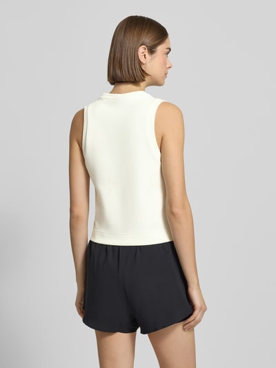 Frauenmodel trägt Tanktop mit geripptem Rundhalsausschnitt von adidas Sportswear im Material-Mix mit Modal-Anteil, lockerer Schnitt, Label-Detail, Rückenlänge bei Größe S 50 cm, weiß und schwarz, Ganzkörperansicht Rückansicht.