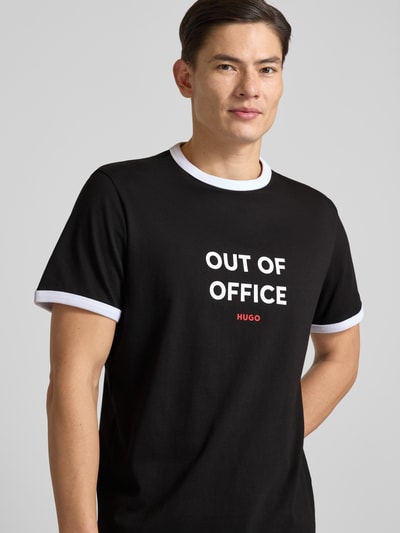 Männermodel trägt Regular Fit T-Shirt aus reiner Baumwolle Modell 'DOFFICE' von HUGO, Optik: unifarben, Label-Print, Rundhals, Kurzarm, Nahaufnahme Oberkörper.